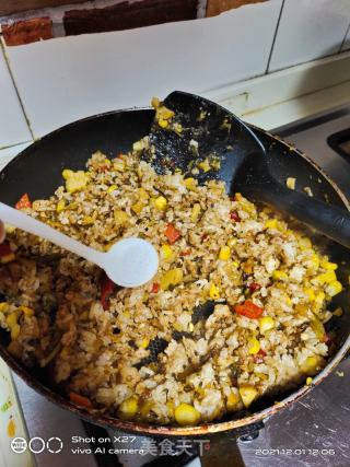 酸菜玉米肉丁炒饭的做法步骤：5