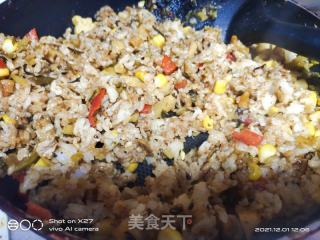 酸菜玉米肉丁炒饭的做法步骤：4