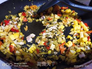 酸菜玉米肉丁炒饭的做法步骤：2
