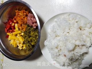酸菜玉米肉丁炒饭的做法步骤：1
