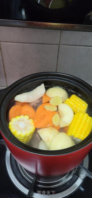 水果胡萝卜玉米猪骨汤的做法步骤：5