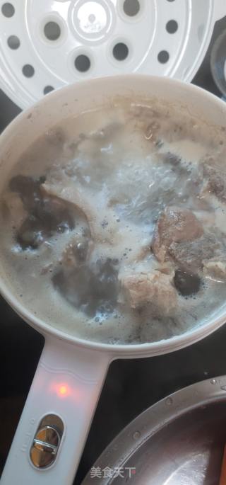 水果胡萝卜玉米猪骨汤的做法步骤：2