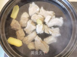 虫草花鲍鱼排骨汤的做法步骤：5