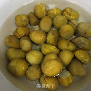 板栗菌菇烧鸡腿的做法步骤：3
