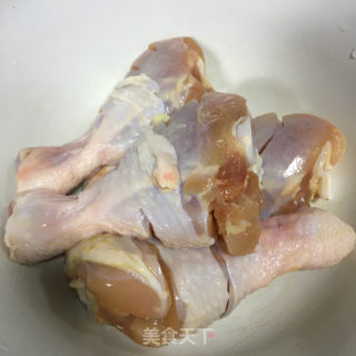 板栗菌菇烧鸡腿的做法步骤：1