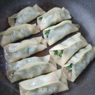 韭菜海肠锅贴的做法步骤：17