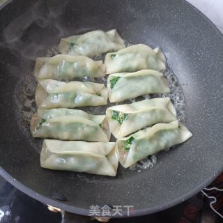 韭菜海肠锅贴的做法步骤：16