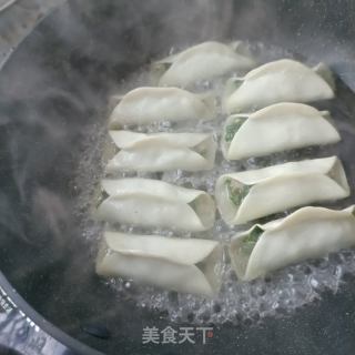 韭菜海肠锅贴的做法步骤：15