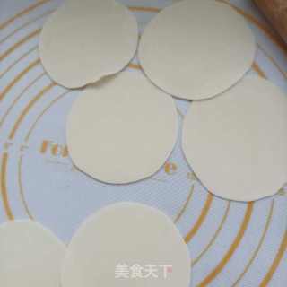 韭菜海肠锅贴的做法步骤：10
