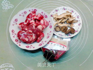蘑菇猪肉肠的做法步骤：1