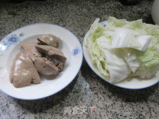 鸭肝炒大白菜的做法步骤：1