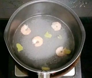 虾仁鸡蛋面线 (宝宝辅食）的做法步骤：2