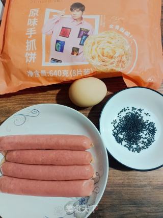手抓饼香肠卷的做法步骤：1