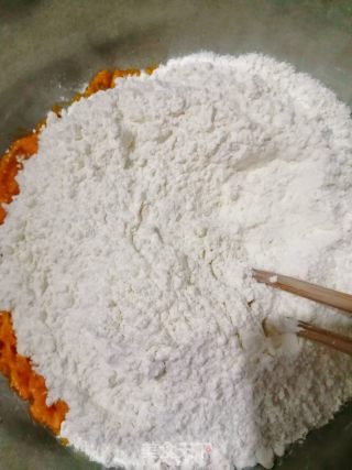 南瓜花卷（不加一滴水）的做法步骤：4