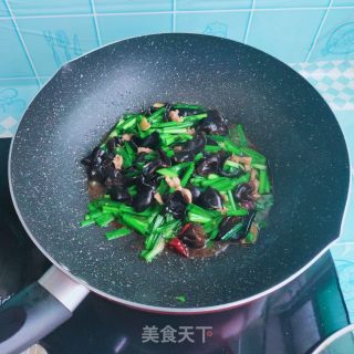 韭菜木耳炒肉的做法步骤：12