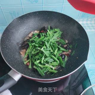 韭菜木耳炒肉的做法步骤：11