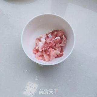 韭菜木耳炒肉的做法步骤：2