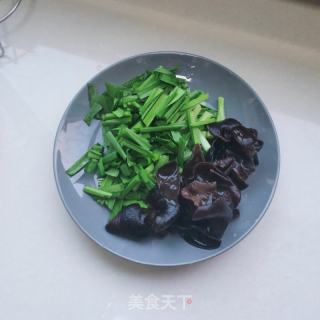 韭菜木耳炒肉的做法步骤：1