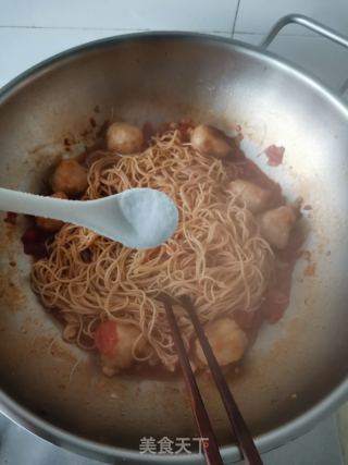 番茄鱼丸焖面的做法步骤：8