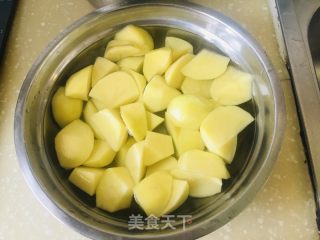 鸡肉烧土豆的做法步骤：2