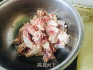 鸡肉烧土豆的做法步骤：1
