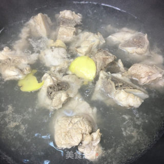 五指毛桃煲排骨的做法步骤：1