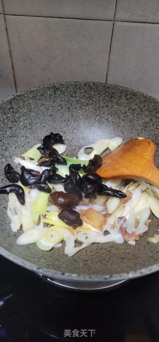 腊肉黑木耳炒大葱的做法步骤：4