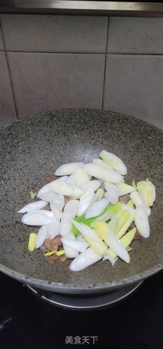 腊肉黑木耳炒大葱的做法步骤：3