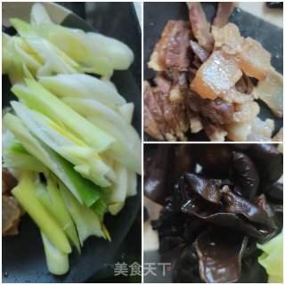 腊肉黑木耳炒大葱的做法步骤：1