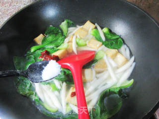 鱼豆腐青菜煮面鱼的做法步骤：6