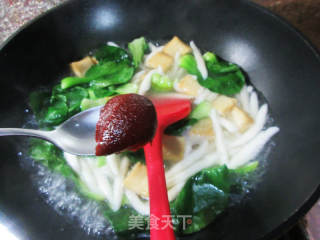 鱼豆腐青菜煮面鱼的做法步骤：4
