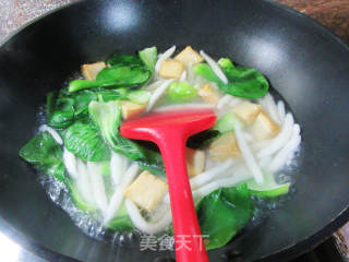 鱼豆腐青菜煮面鱼的做法步骤：3