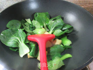 鱼豆腐青菜煮面鱼的做法步骤：2