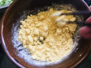 青菜玉米面窝窝头的做法步骤：2