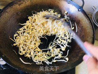 黄豆芽炒韭菜的做法步骤：4