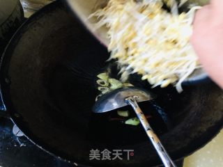 黄豆芽炒韭菜的做法步骤：3