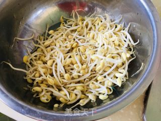 黄豆芽炒韭菜的做法步骤：1