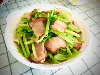 香芹炒腊肉的做法步骤：9