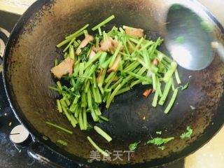 香芹炒腊肉的做法步骤：7