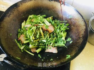 香芹炒腊肉的做法步骤：6