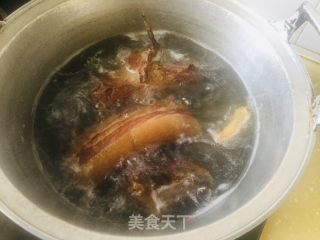 香芹炒腊肉的做法步骤：1