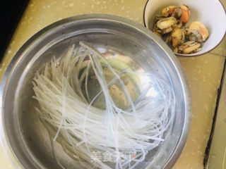 扇贝花肉白菜炖粉条的做法步骤：3