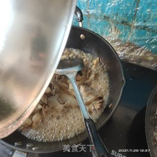 蘑菇炒肉的做法步骤：3
