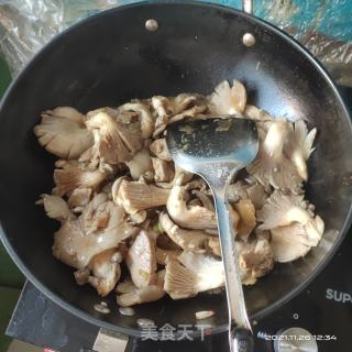 蘑菇炒肉的做法步骤：2