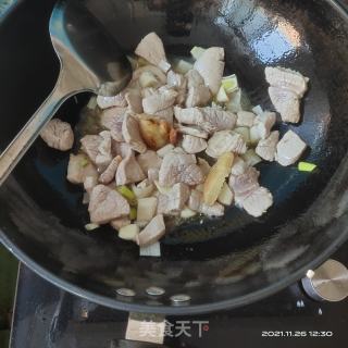 蘑菇炒肉的做法步骤：1