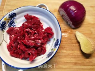 3分钟快手菜，洋葱爆炒牛肉丝的做法步骤：1