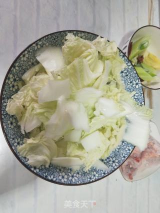 白菜炖粉条的做法步骤：1