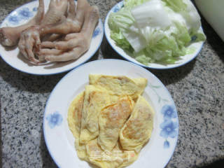 蛋饺大白菜鸡爪煲的做法步骤：1