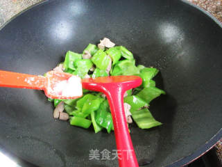鸭肝炒青椒的做法步骤：9