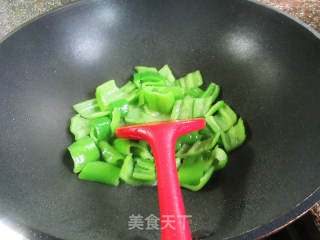 鸭肝炒青椒的做法步骤：7